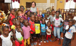 The First Lady and some of the children (Ministry of the Presidency photo)
