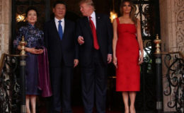 U.S. President Donald Trump and first lady Melania Trump welcome Chinese President Xi Jinping and Madame Peng Liyuan for dinner at the start of their summit at Trump’s Mar-a-Lago estate in West Palm Beach, Florida, U.S. April 6, 2017. REUTERS/Carlos Barria

