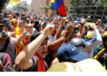 
Demonstrators react during an opposition rally in Caracas, Venezuela April 4, 2017. REUTERS/Carlos Garcia Rawlins
