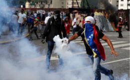 
Opposition demonstrators clash with riot police during the so called ‘mother of all marches’ against Venezuela’s President Nicolas Maduro in Caracas, Venezuela, April 19, 2017. REUTERS/Marco Bello
