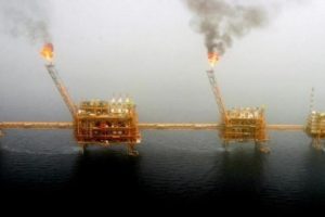 Gas flares from an oil production platform at the Soroush oil fields in the Persian Gulf, south of the capital Tehran, July 25, 2005.  REUTERS/Raheb Homavandi/File Photo