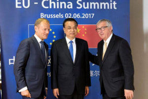(L-R) European Council President Donald Tusk, Chinese Premier Li Keqiang and EU Commission President Juncker pose during a EU-China Summit in Brussels, Belgium June 2, 2017. REUTERS/Olivier Hoslet/Pool 