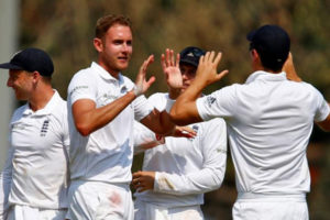 England’s Stuart Broad (2nd L) celebrates with team mates after the dismissal of India’s captain Virat Kohli, Fifth Test in India, December, 2016 (REUTERS/Danish Siddiqui) 