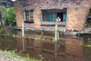  A Wismar resident stranded in his house due to the flooding 