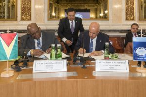 Minister of Finance Winston Jordan and OFID Director-General Suleiman J.
Al-Herbish sign the Agreement for Encouragement and Protection of Investment. (OFID/Abdullah Alipour Jeddi photo)
