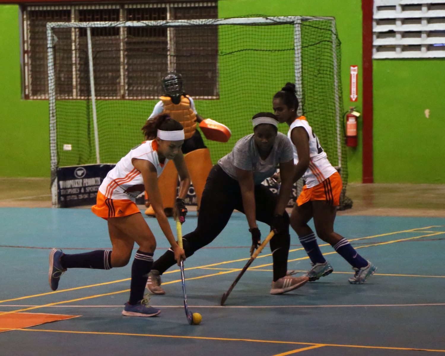 Spice’s Dacia Woodroffe being challenged by Renee James of Saints
