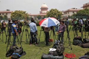 Television journalists are seen outside the premises of the Supreme Court in New Delhi, India August 22, 2017. (Reuters photo)