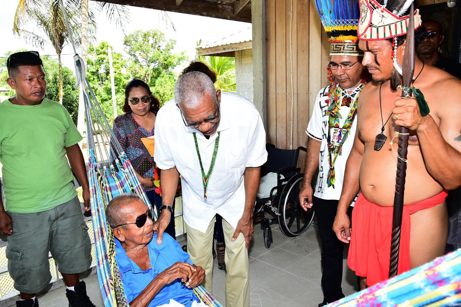 President David Granger (centre) meeting with a former Chief of the Pakuri Village at his home (Ministry of the Presidency photo)