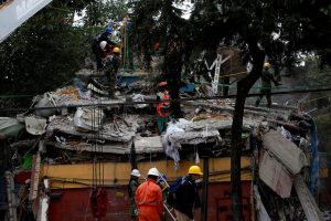 Rescue team members work on the rubble of a collapsed building after an earthquake hit Mexico City, Mexico September 20, 2017. REUTERS/Ginnette Riquelme. 