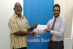 Republic Bank (Guyana) Limited has donated to the hosting of the first ever ‘Lethem Town Week’, the Department of Public Information (DPI) says.
The week of activities is set for October 15th to October 21st.   
DPI said that Republic Bank (Guyana), Managing Director, Richard Sammy (right) made the presentation to the Chairman of the Lethem Town Week Committee,  Raymond Hunte (left) on September, 8, 2017, at the Republic Bank, Lethem Branch.
 DPI said that  Hunte lauded Republic Bank for its support stating that, “they are a shining example of a good corporate citizen and we are happy to have them on board, Thank you, and we look forward to your continued support in helping to move our town and by extension the Region 9 forward”.  (DPI photo)