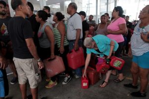 People line up to buy gasoline at a gas station after the area was hit by Hurricane Maria, in San Juan, Puerto Rico September 22, 2017.
