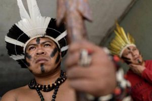 Indigenous people of southern Brazil take part in a protest against the report of the parliamentary commission of inquiry that investigates fraud and irregularities in the process of demarcation of indigenous lands, made by National Indian Foundation (Funai) and National Institute of Colonization and Agrarian Reform (Incra), in Brasilia, Brazil May 16, 2017. REUTERS/Ueslei Marcelino
