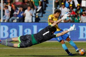  Bolivia v Brazil, Hernando Siles Stadium, La Paz, Bolivia - Neymar of Brazil and goalkeeper Carlos Lampe of Bolivia in action (REUTERS/David Mercado)