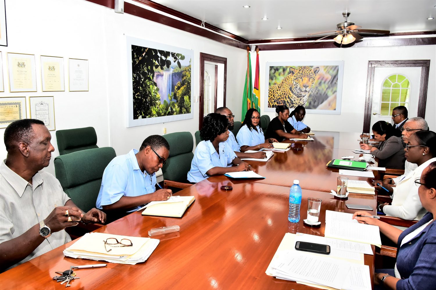The government delegation (right) and the GTU team (Ministry of the Presidency photo) 