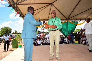 President David Granger (at right) receives the symbolic key to the Town from Mayor Carlton Beckles. (Ministry of the Presidency photo) 