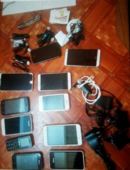 The cell phones and chargers that the officer was attempting to smuggle into the prison.
