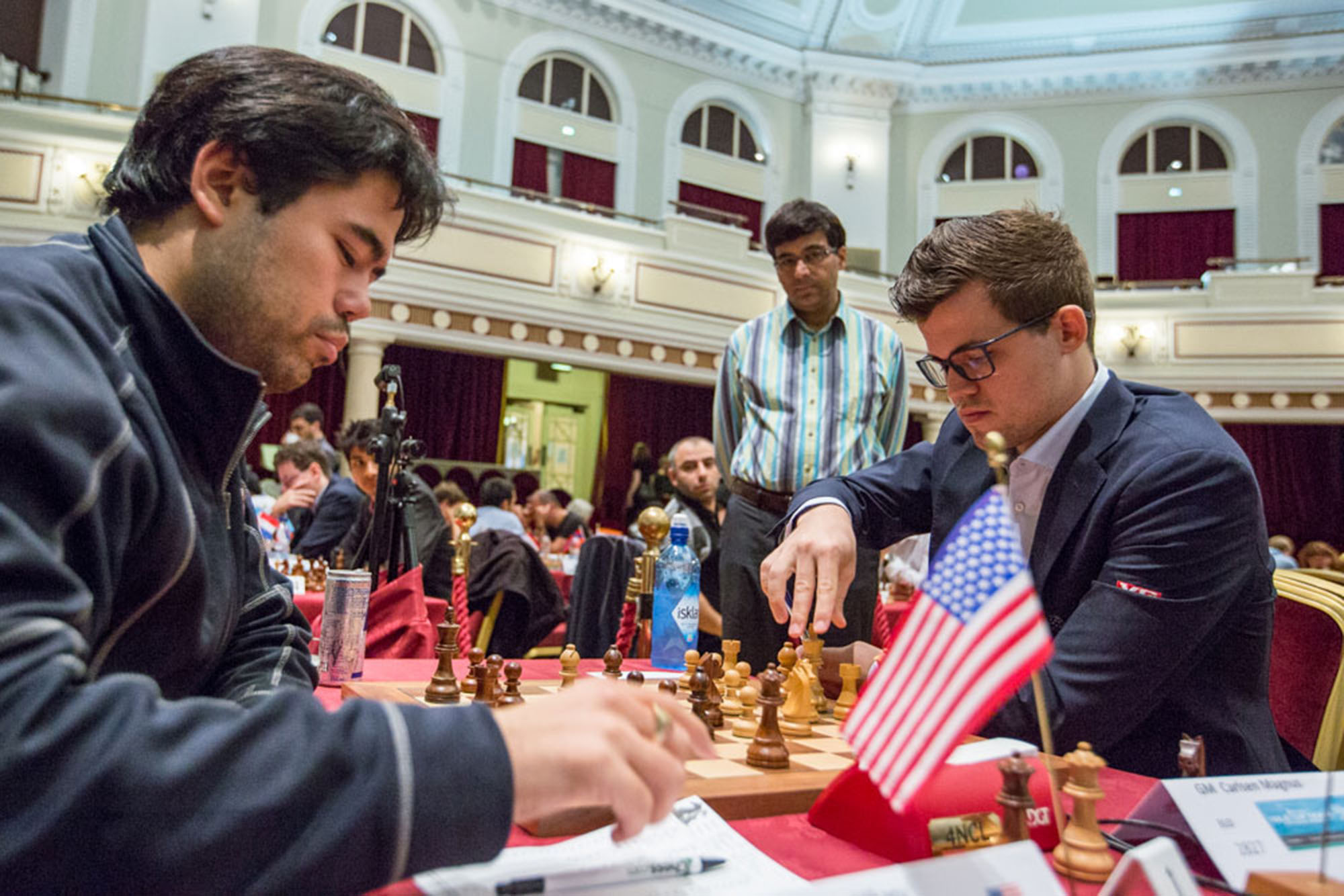 Draw magnus carlsen playing hikaru nakamura