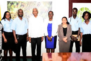 President David Granger (sixth from right) with the two delegations. (Ministry of the Presidency photo)