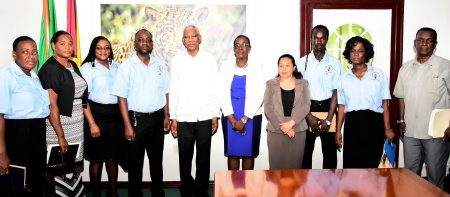 President David Granger (sixth from right) with the two delegations. (Ministry of the Presidency photo)