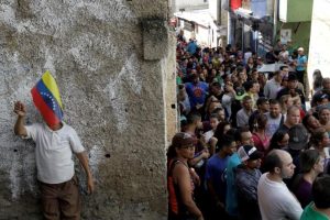 Venezuelan citizens wait in line at a polling station during a nationwide election for new governors in Caracas, Venezuela, October 15, 2017. REUTERS/Ricardo Moraes