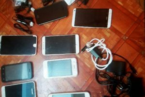 The cell phones and chargers that Ken Samuels was charged with attempting to smuggle into the prison.