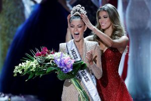 Sheer joy from South African beauty, Demi-Leigh Nel-Peters who was last night crowned Miss Universe 2017 at the Hollywood casino-resort in Las Vegas.  The 22- year-old was crowned by Miss Universe 2016 Iris Mittenaere. Her win ends an almost four-decade long drought for her country. South Africa last won the Miss Universe contest in 1978. Nel-Peters outshone 91 other beauties and copped the crown during the televised pageant on Fox network.
Laura Gonzalez, Miss Colombia and Caribbean beauty, Davina Bennett representing Jamaica were awarded first and second runner-up respectively. (Photo taken from news.abs-cbn.com/Steve Marcus, Reuters) 