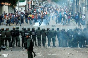 Demonstrators clash with members of Venezuelan National Guard during a rally demanding a referendum to remove Venezuela’s President Nicolas Maduro in San Cristobal, Venezuela October 26, 2016. REUTERS/Carlos Eduardo Ramirez