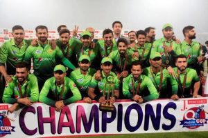 Pakistani cricket team celebrate with the trophy after winning the third and final Twenty20 cricket match against Sri Lanka in Lahore, Pakistan October 29 (Reuters photo)