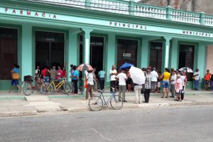 A line at a pharmacy (Havana Times photo)