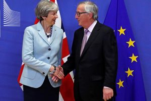Prime Minister Theresa May (left)  and European Commission President Jean-Claude Juncker (Reuters photo)