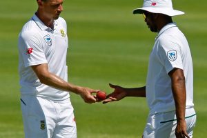 South African’s Dale Steyn hands the ball to Vernon Philander after suffering a suspected injury. REUTERS/Sumaya Hisham