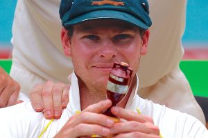Australia’s captain Steve Smith holds a replica Ashes urn next to team mates after they won the fifth Ashes cricket test match and the series 4-0. REUTERS/David Gray