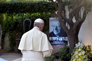 Pope Francis prays by the tomb of Monsignor Enrique Alvear in Santiago, Chile, January 15, 2018. Picture taken January 15, 2018. (Reuters photo)