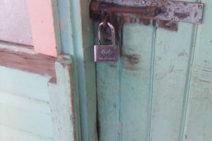 The lock on the stall that was broken by bandits to gain entry on Monday evening.
