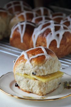Cross Buns with Cheese (Photo by Cynthia Nelson)