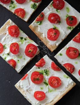 Flatbread with Goats’ Cheese and Tomatoes (Photo by Cynthia Nelson)