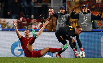 Roma’s Edin Dzeko reacts after being fouled in the penalty area REUTERS/Tony Gentile