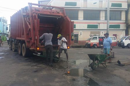 More hands to finish the job: citizens joined together to clean up the city