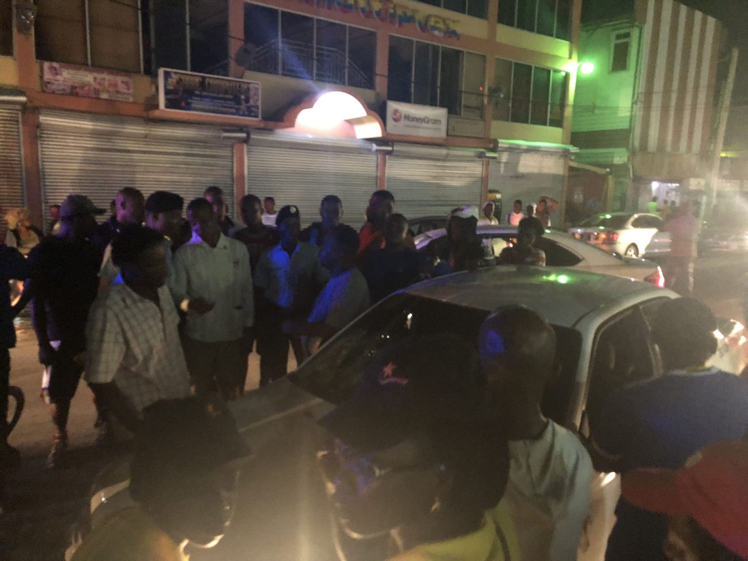 A crowd of public spirited persons surrounding the taxi last night on Regent Street in a bid to prevent the taxi driver from trying to flee the scene again 