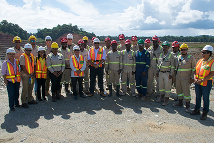 Workers, government officials and members of the media during the visit to the Aurora mine (Department of Public Information photo)