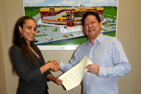 In photo: Emerald Wallis (left),  Director of Maxine Management and Derek Chin (Managing Director) of MovieTowne solemnize the agreement.