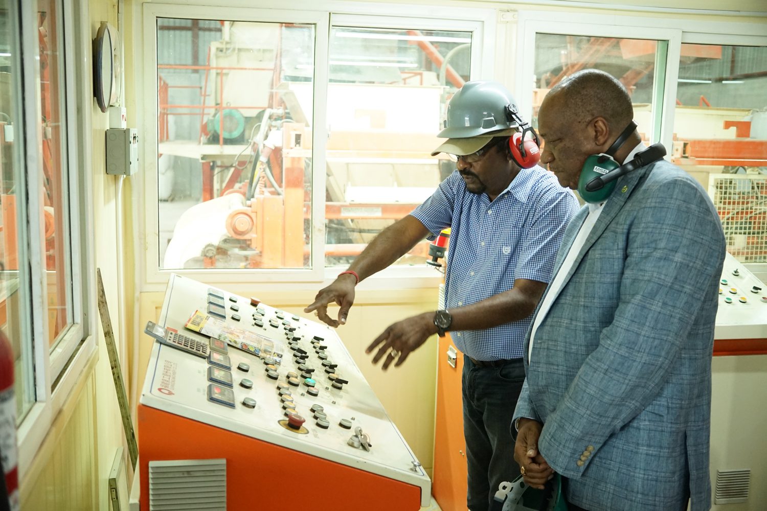 Minister of State Joseph Harmon (right) and KSM CEO Mahadeo Panchu in the control room (Ministry of the Presidency photo)