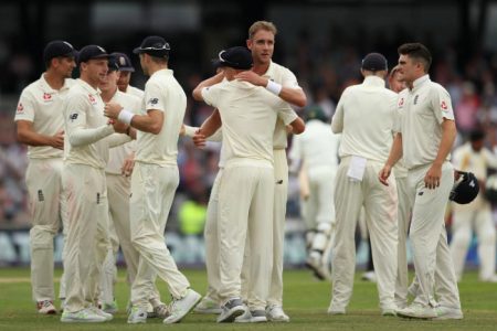 England’s Stuart broad and team mates celebrate the fall of Pakistan’s final wicket.
