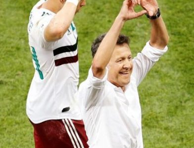Mexico coach Juan Carlos Osorio and Javier Hernandez celebrate victory after the match REUTERS/Darren Staples
