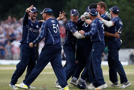  Scotland players celebrate their upset defeat of England. (Reuters photo) 