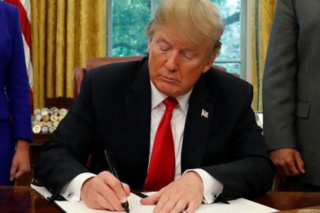 U.S. President Donald Trump signs an executive order on immigration policy in the Oval Office of the White House in Washington, U.S., June 20, 2018. (Reuters photo)