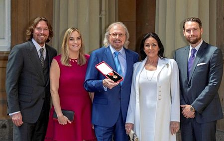 Barry Gibb (centre) and his family