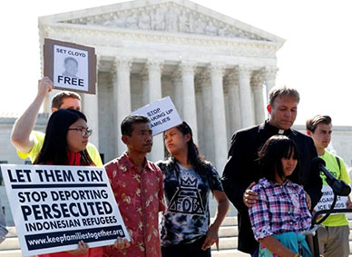 Naomi Lien,10, is comforted by Pastor Seth Kaper-Dale as she they react with other immigration rights proponents outside the U.S. Supreme Court after the Court upheld U.S. President Donald Trump’s travel ban targeting several Muslim-majority countries, in Washington, U.S., June 26, 2018. REUTERS/Leah Millis