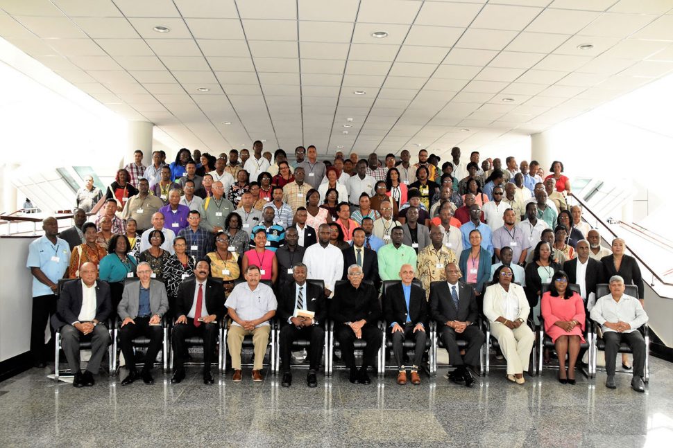 Government officials and the conference participants. (Ministry of the Presidency photo)