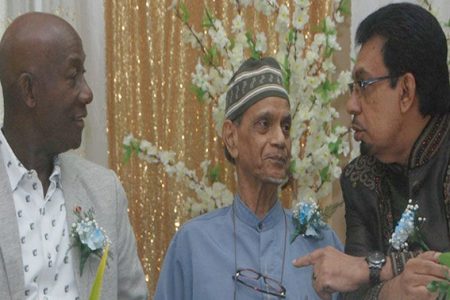 :‘treat people equally’: Prime Minister Dr Keith Rowley, from left, president general of the Anjuman Sunnat ul Jammat Association (ASJA) Haji Yacoob Ali and Minister of Rural Development and Local Government Kazim Hosein in conversation during ASJA’s Eid-ul-Fitr dinner at Centre Point Mall Chaguanas on Saturday night. 
